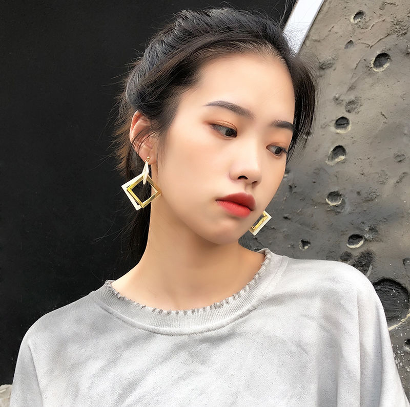 Exaggerated atmospheric earrings simple Korean version of the geometric diamond-shaped long earrings fashion temperament versatile earrings women