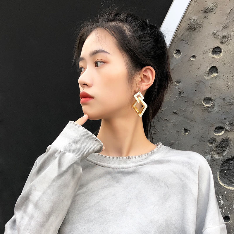 Exaggerated atmospheric earrings simple Korean version of the geometric diamond-shaped long earrings fashion temperament versatile earrings women