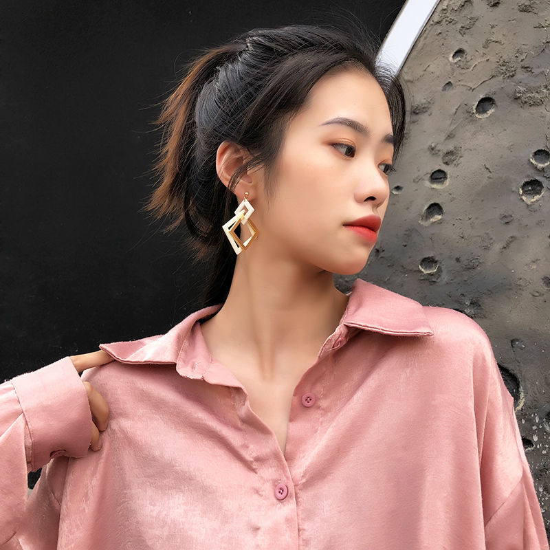 Exaggerated atmospheric earrings simple Korean version of the geometric diamond-shaped long earrings fashion temperament versatile earrings women