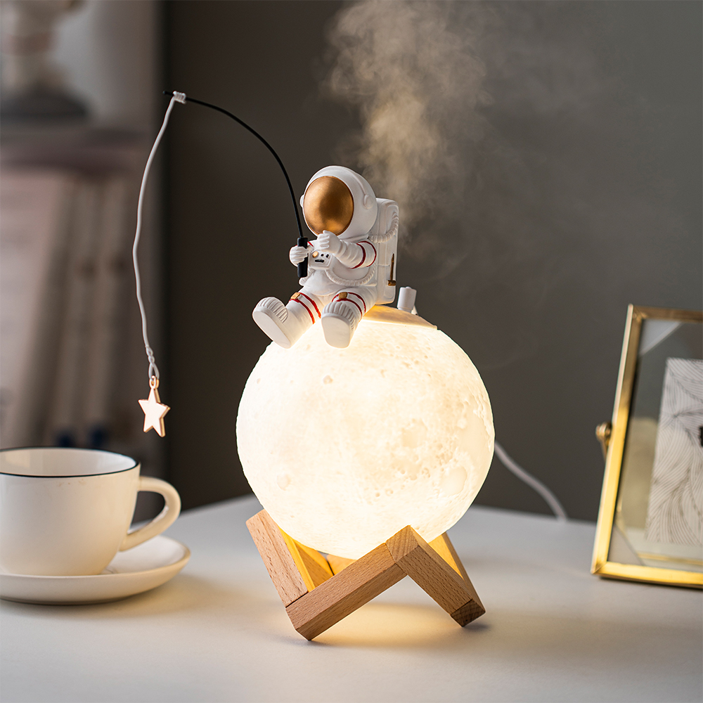 Modern Home Resin Decor Astronaut Fishing Stars Night Light Humidifier Aroma Diffuser Cold Fog Machine Creative Desktop Ornament