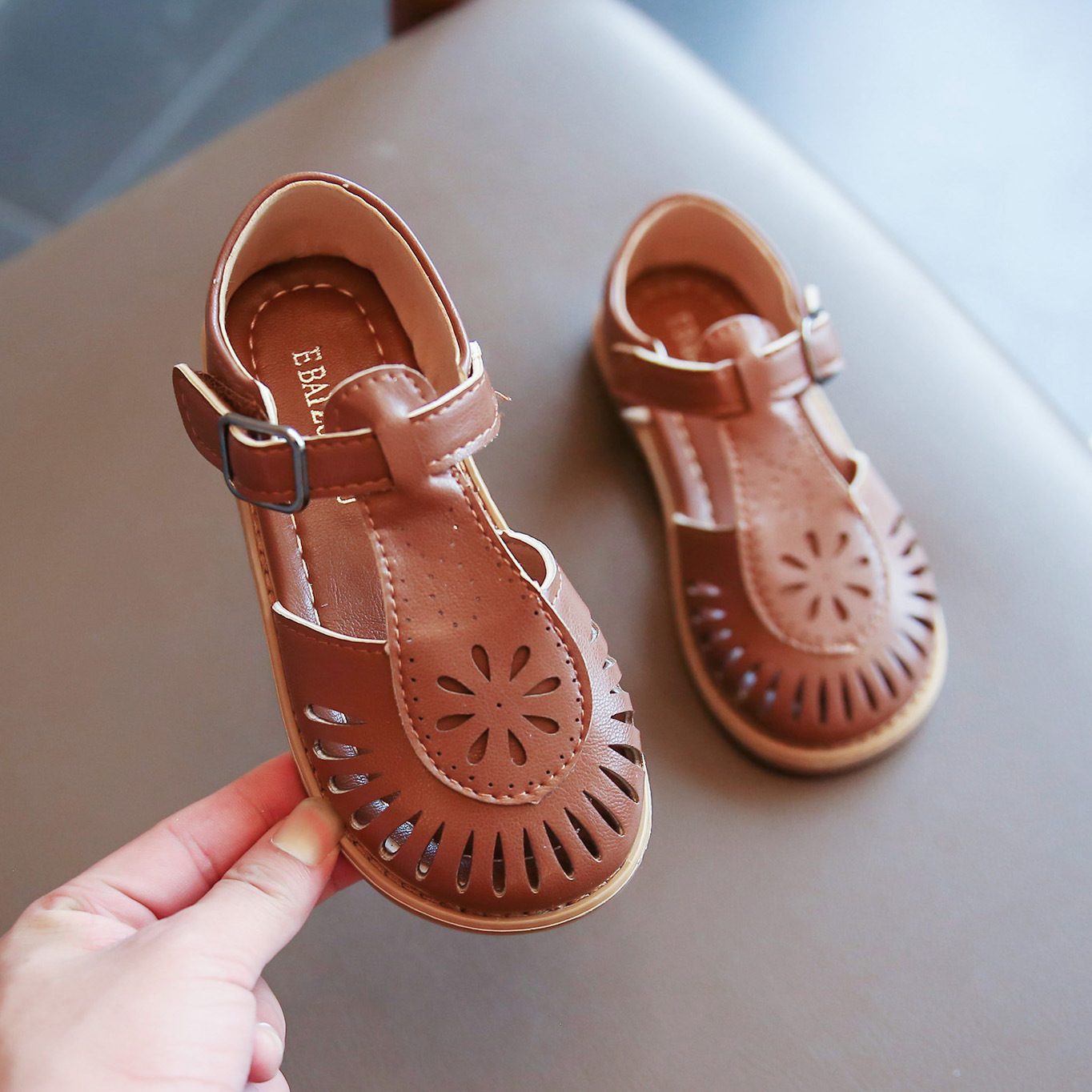 Girls Sandals 2022 New Children's Hollow Soft Sole Shoes Carved  Fashion Princess Shoes Beach Shoes Hot Cut-outs Princess