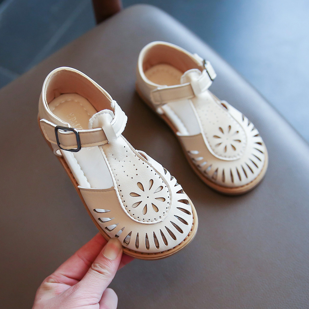 Girls Sandals 2022 New Children's Hollow Soft Sole Shoes Carved  Fashion Princess Shoes Beach Shoes Hot Cut-outs Princess