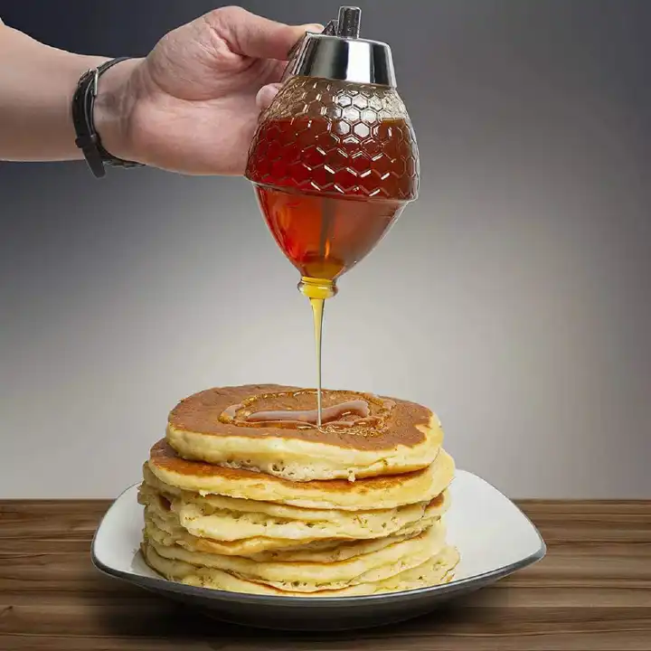 Hunnibi Honey Dispenser No Drip Glass - Honey Container - Maple Glass Syrup Dispenser - Beautiful Honey Comb Shaped Honey Pot - Glass Honey Jar with Stand - Great Bee Decor - Honey Containers