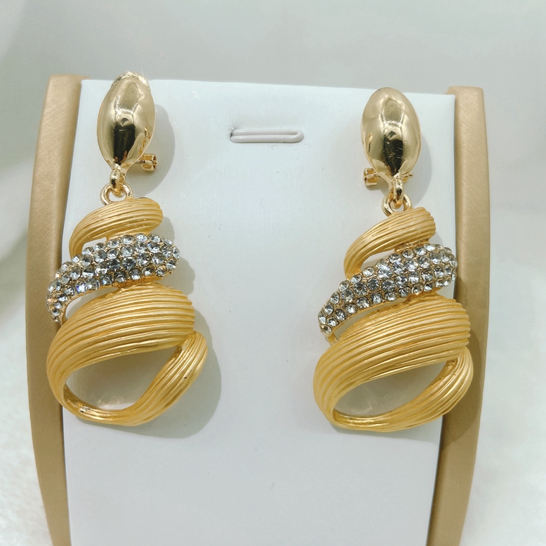 Women's earrings with diamonds New exaggerated earrings Earring set Metal leaf shape pendant earrings Europe and America New 18k gold plated Italian high-end design earrings Original