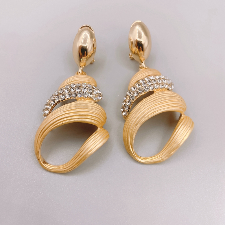Women's earrings with diamonds New exaggerated earrings Earring set Metal leaf shape pendant earrings Europe and America New 18k gold plated Italian high-end design earrings Original