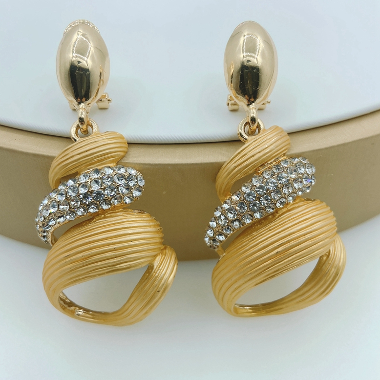 Women's earrings with diamonds New exaggerated earrings Earring set Metal leaf shape pendant earrings Europe and America New 18k gold plated Italian high-end design earrings Original