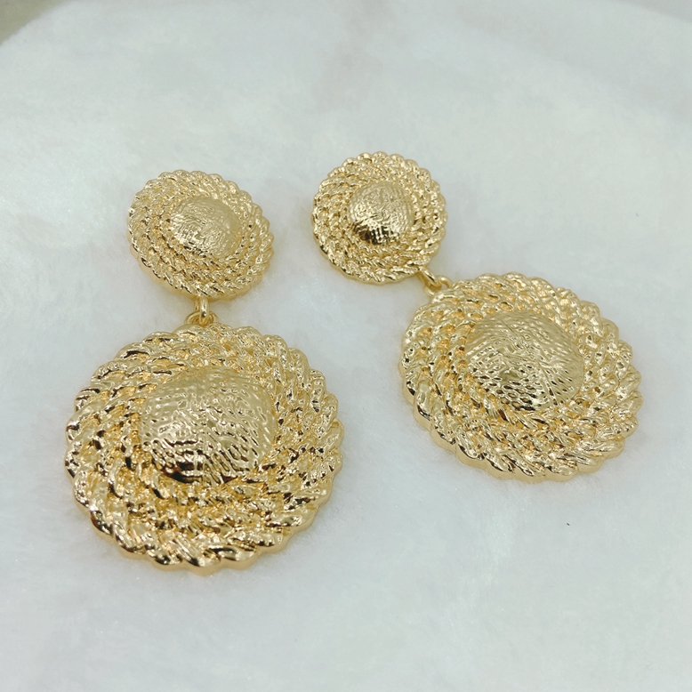 Women's earrings Fashion jewelry Gold plated earrings Earrings 1 piece Dubai exaggerated high-end earrings 18k gold pendant earrings The wedding banquet is exaggerated