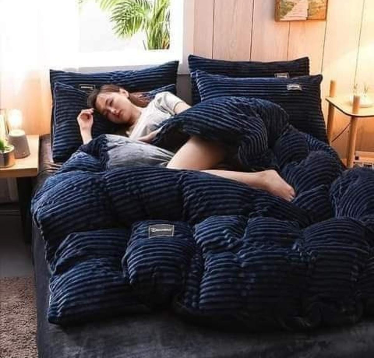 High quality heavy warm Velvet DuvetsSize :1 Duvet, 1Bedsheet, 2 pillowcases Bedding sets & accessories