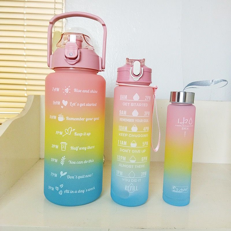 3 in 1 Motivational water bottle with time stamps, leak proof cup with straw and safety lock, adjustable strap. Made of food grade plastic bottle and silicone straw, convenient for drinking water.