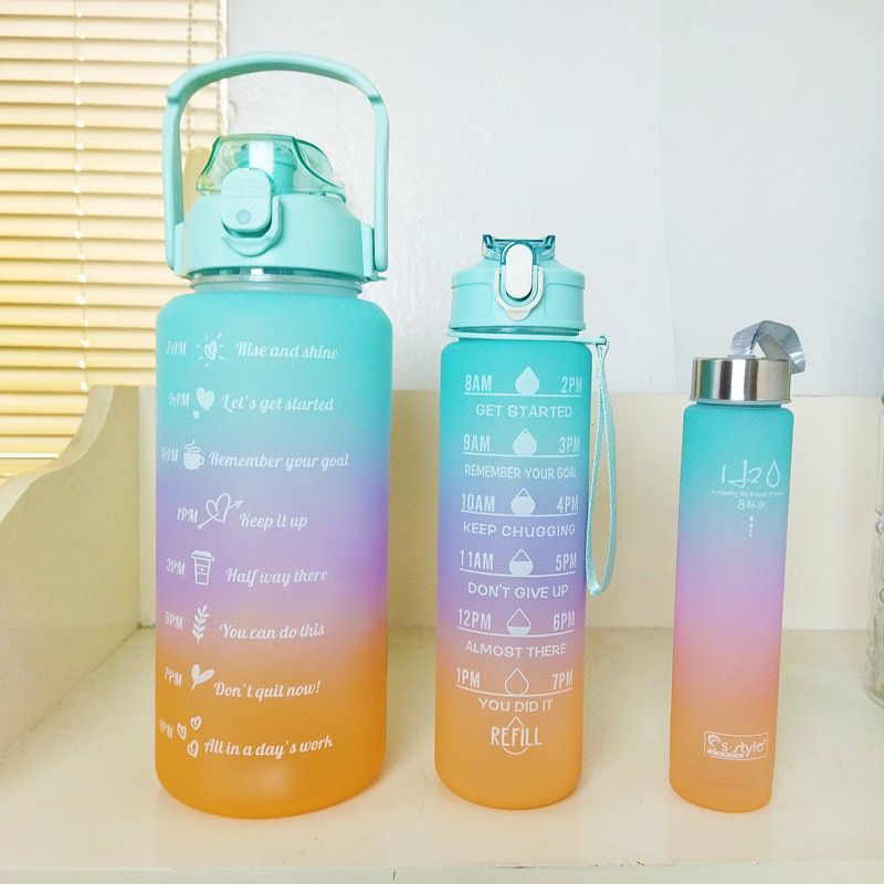 3 in 1 Motivational water bottle with time stamps, leak proof cup with straw and safety lock, adjustable strap. Made of food grade plastic bottle and silicone straw, convenient for drinking water.