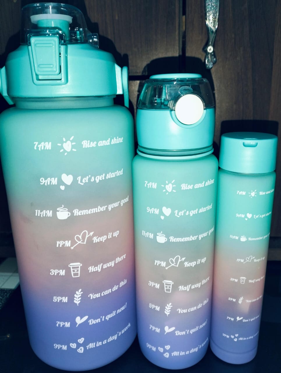 3 in 1 Motivational water bottle with time stamps, leak proof cup with straw and safety lock, adjustable strap. Made of food grade plastic bottle and silicone straw, convenient for drinking water.