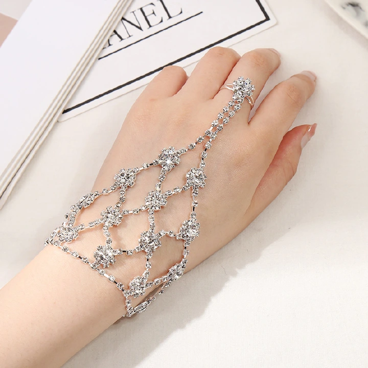 2023 New Women's Leaf Handback Chain Circle Butterfly Water Diamond Foot Ring Popular One Piece Chain Bridal Wedding Accessories