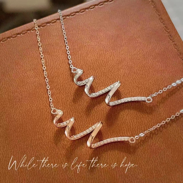 Fresh, sweet, rippled, heartwarming necklace for women with minimalist and niche designs, high-end personalized and cool style collarbone chain jewelry wholesale
