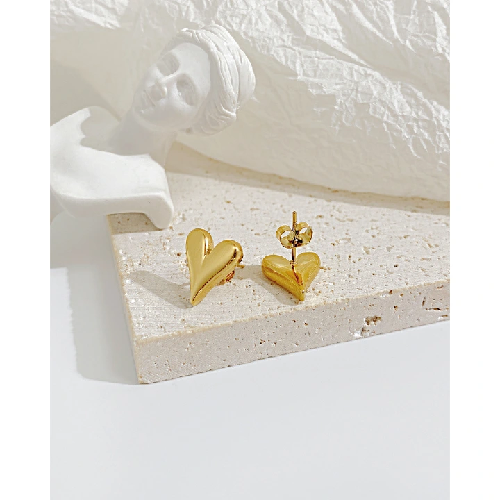 New Fashionable and Minimalist Earrings, Small Design Sense Earrings, Stereoscopic Love Heart Shaped Temperament, Versatile Stainless Steel Earrings